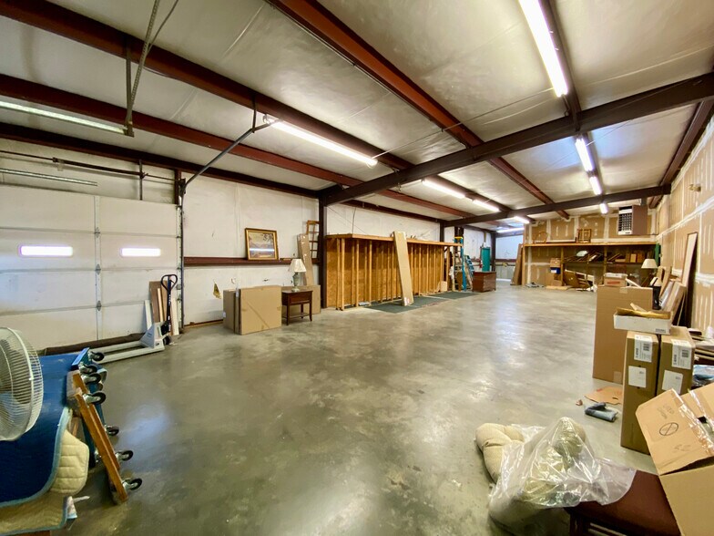 More Photos Of 3543 Pelham Pky, Pelham Showroom For Lease