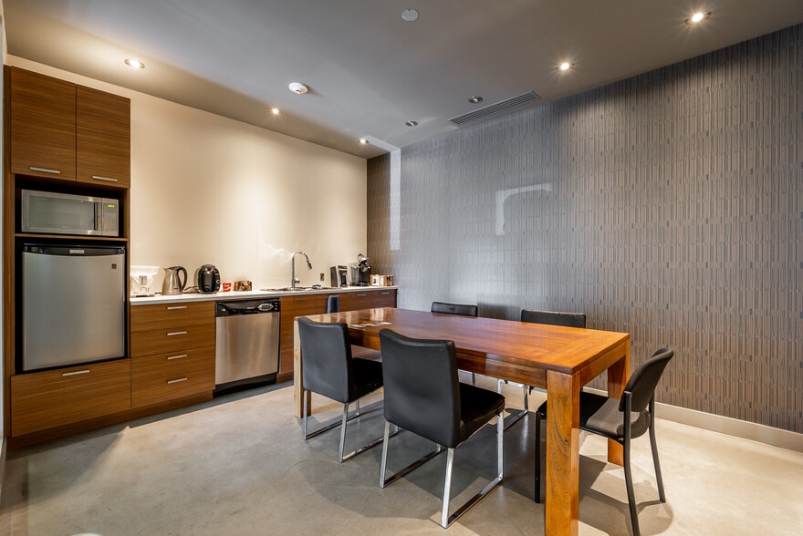 More Photos Of 5281 Boul Cléroux, Laval Warehouse For Sale