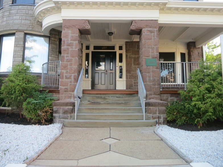 More Photos Of 569-571 Martin Luther King Jr Blvd, Newark Office For Lease