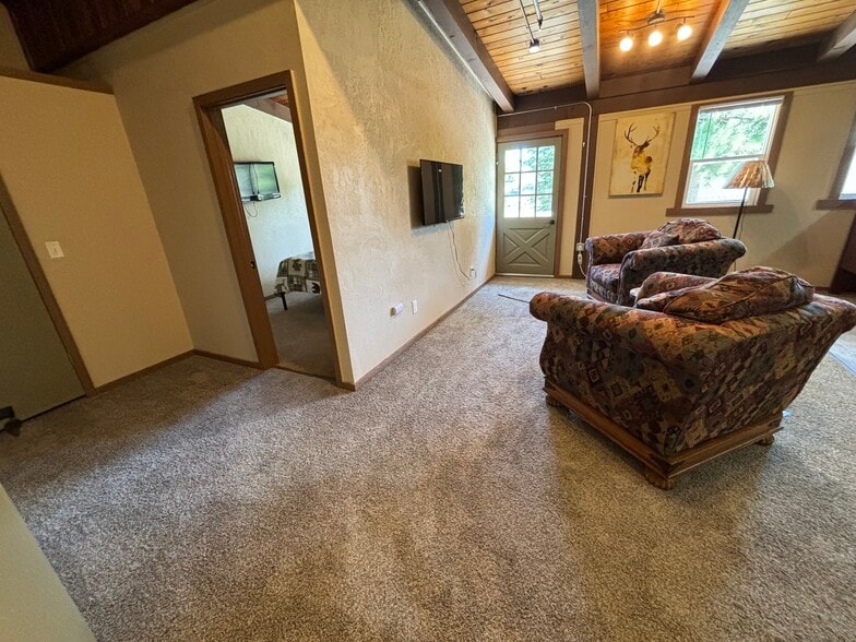 More Photos Of 501-550 Quadna Rd, Hill City Hotel For Sale