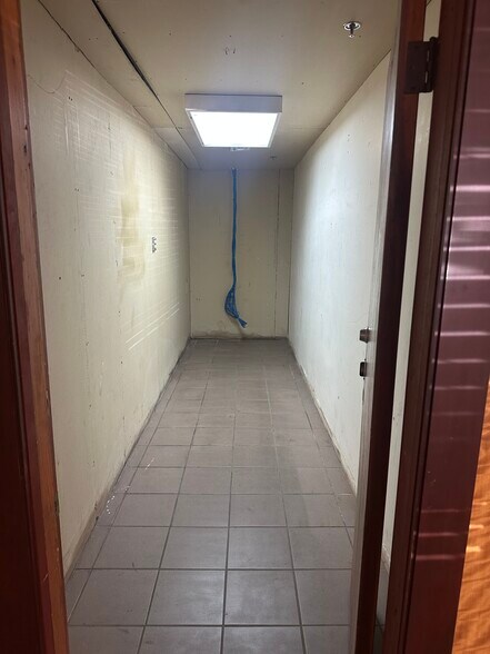 More Photos Of 1677 W 31st Pl, Hialeah Manufacturing For Lease