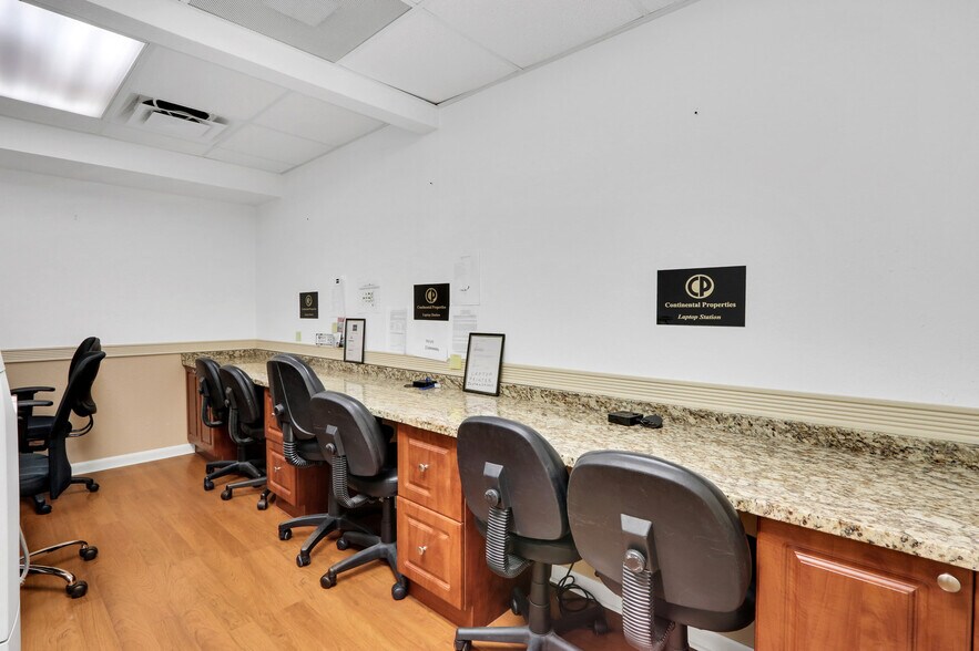More Photos Of 2240 Palm Beach Lakes Blvd, West Palm Beach Office For Sale