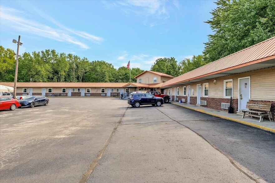 More Photos Of 1295 IL-16, Shelbyville Hotel For Sale
