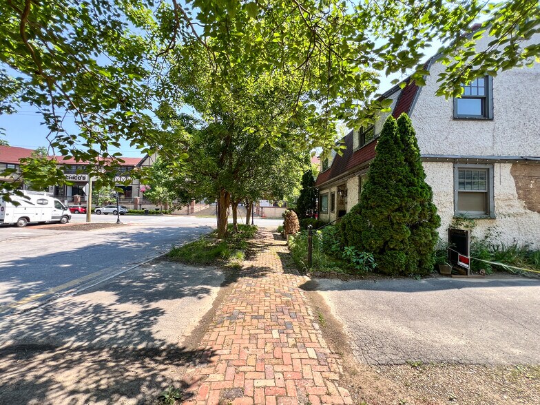 More Photos Of 1 Swan St, Asheville Freestanding For Sale