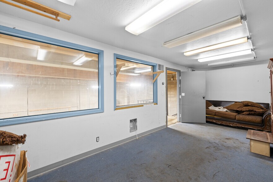 More Photos Of 744 S Grape St, Medford Industrial For Sale