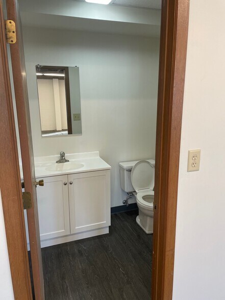 More Photos Of 570 Rock Road Dr, East Dundee Warehouse For Lease