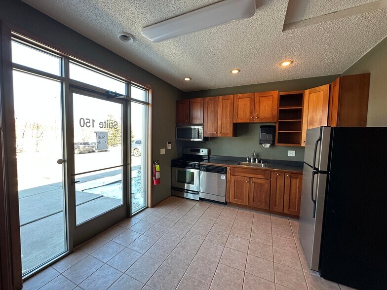 More Photos Of 7945 Stone Creek Dr, Chanhassen Medical For Lease