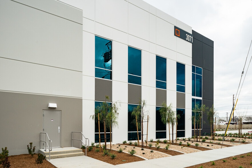 More Photos Of 3071 E Coronado St, Anaheim Warehouse For Lease