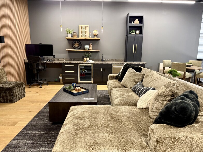 More Photos Of 7800 E Greenway RD. Unit A105, Scottsdale Warehouse For Sale