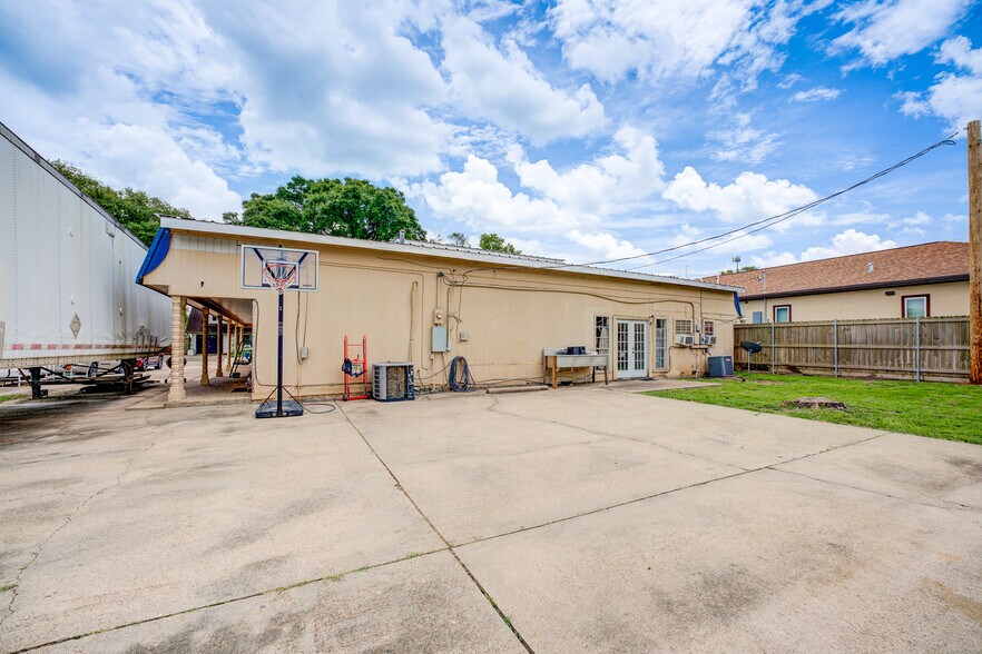 More Photos Of 811 N Travis St, Liberty Apartments For Sale