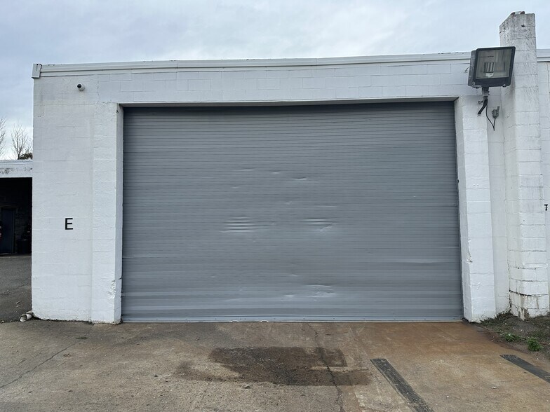 More Photos Of 54 Union Ave, Ronkonkoma Warehouse For Lease