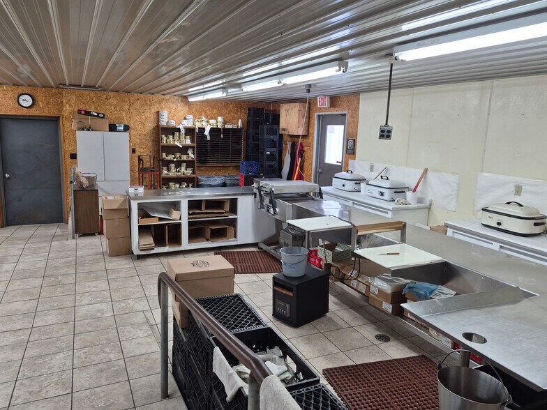 More Photos Of 118 N 4th St, Abbotsford General Retail For Sale