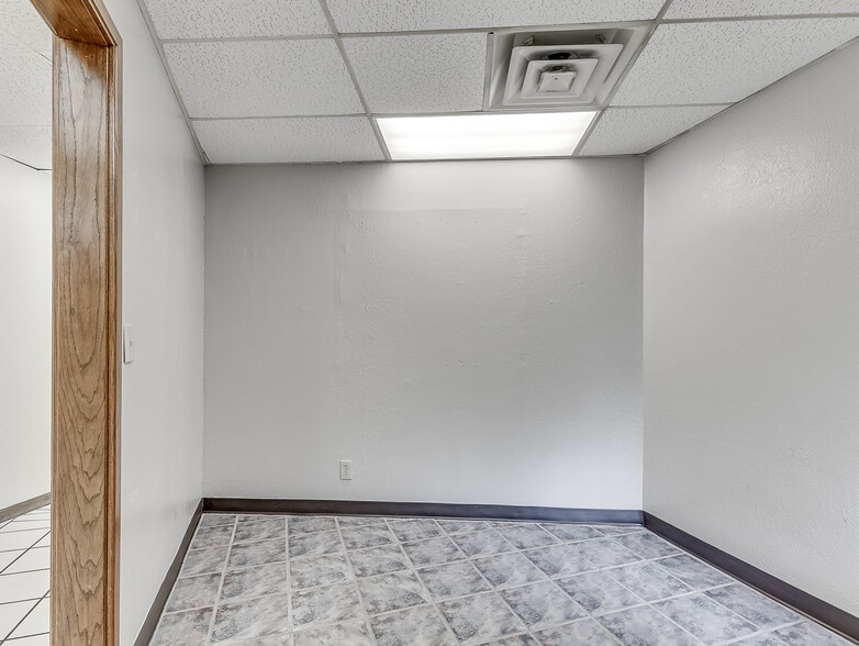 More Photos Of 901 N Virginia Ave, Oklahoma City Manufacturing For Sale