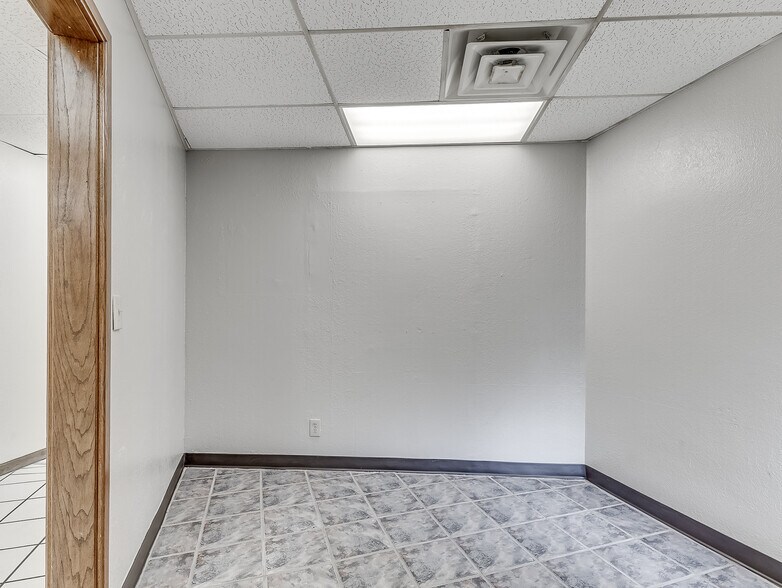 More Photos Of 901 N Virginia Ave, Oklahoma City Manufacturing For Sale
