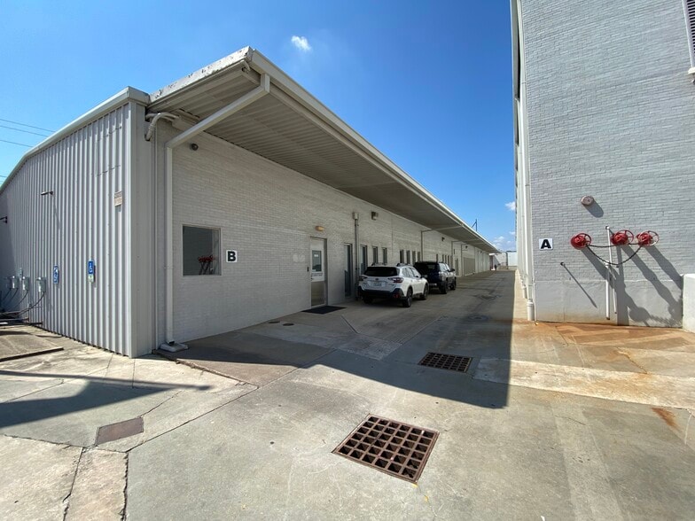 More Photos Of 2000 Edwards St, Houston Warehouse For Lease