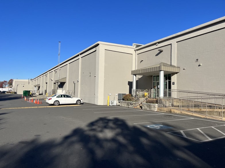 More Photos Of 9610 Gunston Cove Rd, Lorton Warehouse For Lease