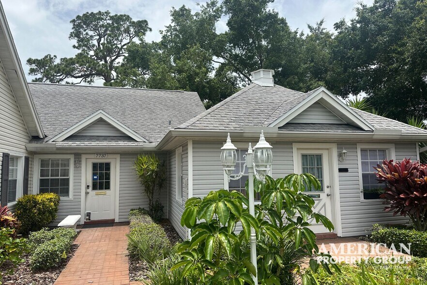 More Photos Of 7733-7739 Holiday Dr, Sarasota Loft Creative Space For Sale
