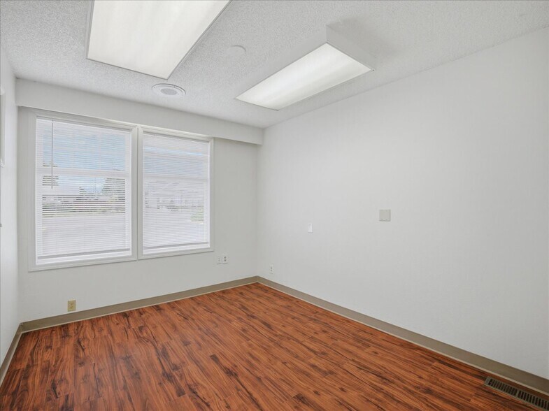 More Photos Of 950-960 Uglow Ave SE, Dallas Medical For Sale