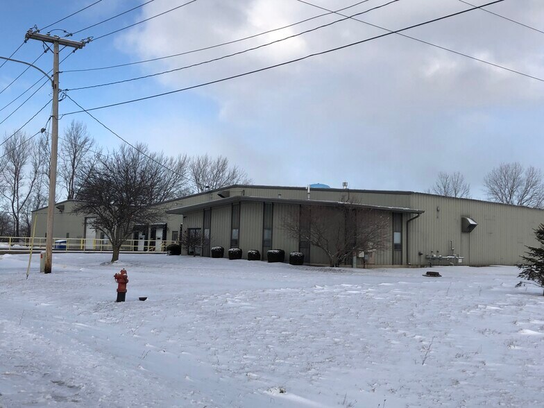 More Photos Of 32 Marquette Ave, Oglesby Warehouse For Lease