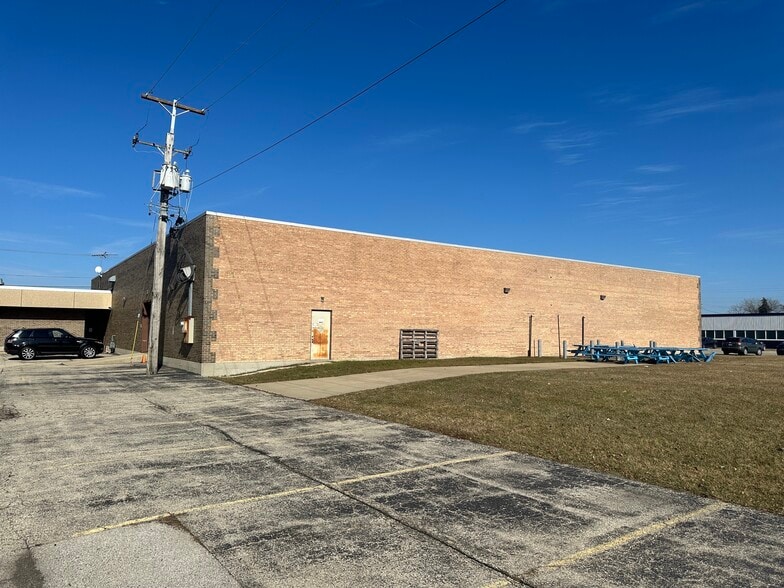 More Photos Of 333 W Hintz Rd, Wheeling Warehouse For Lease
