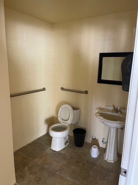 More Photos Of 2905 Southmore Ave, Pasadena Freestanding For Lease