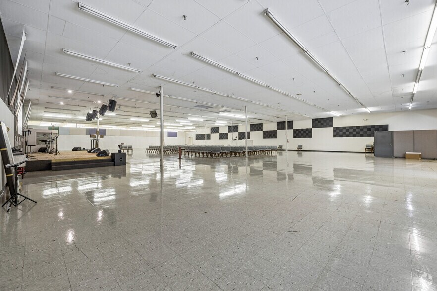More Photos Of 3200 Roosevelt Blvd, Middletown Unknown For Lease