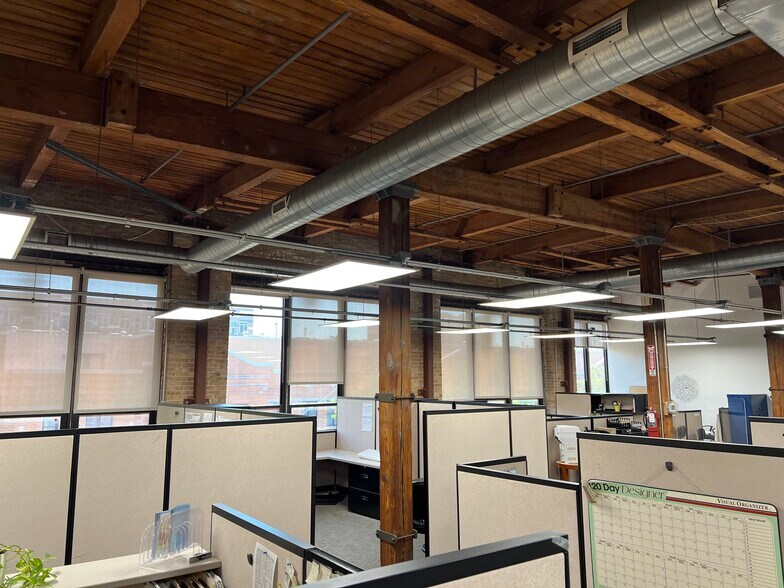 More Photos Of 1100-1114 W Monroe St, Chicago Showroom For Lease