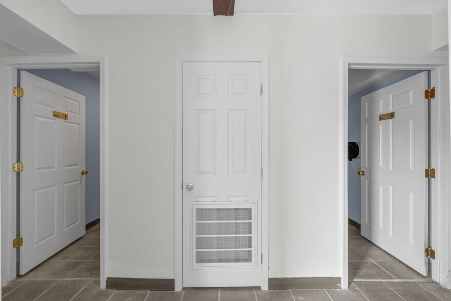 More Photos Of 124 10th St, Clarksville Flex For Sale