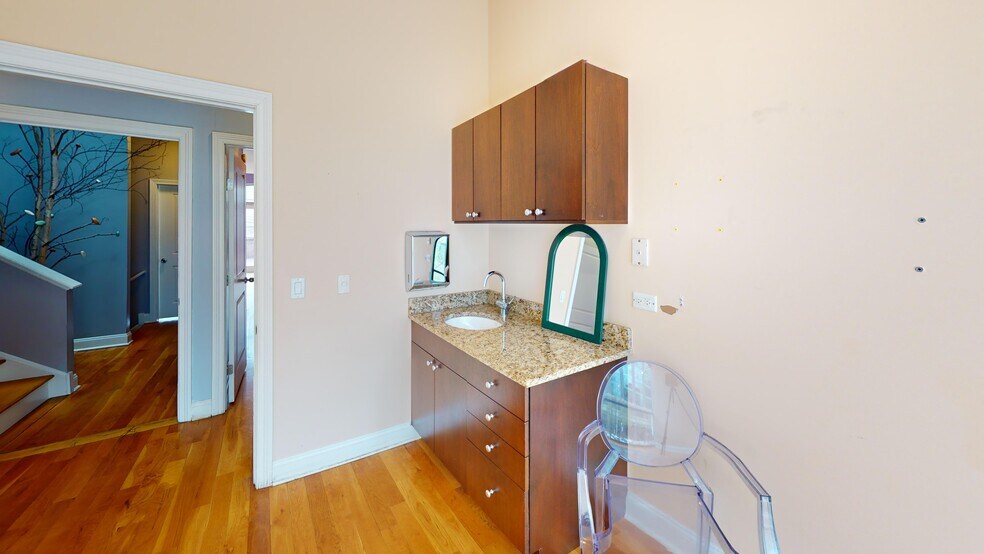 More Photos Of 1009 W Fulton Market, Chicago Storefront Retail Office For Sale