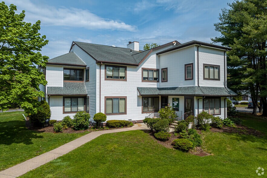 More Photos Of 2 Forest Park Dr, Farmington Medical For Lease