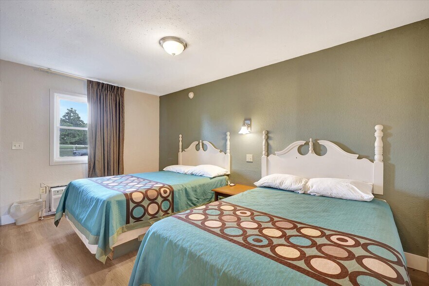 More Photos Of 1295 IL-16, Shelbyville Hotel For Sale