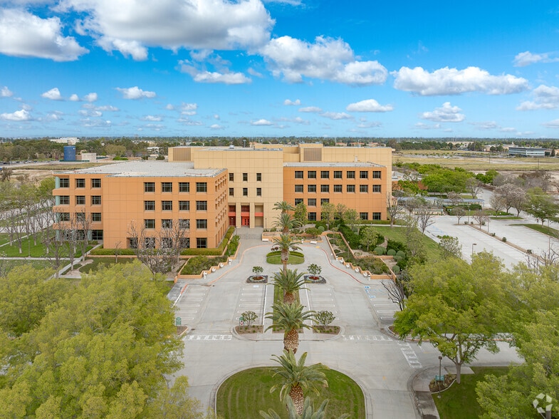 More Photos Of 900 Old River Rd, Bakersfield Office For Sale