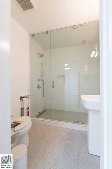 More Photos Of 913-915 N Highland Ave, Los Angeles Loft Creative Space For Lease