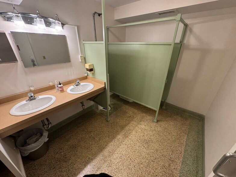 More Photos Of 7100 W Center St, Milwaukee Office For Sale