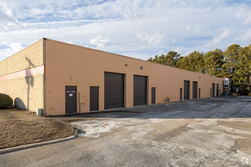More Photos Of 427 Commerce Ln, West Berlin Distribution For Lease