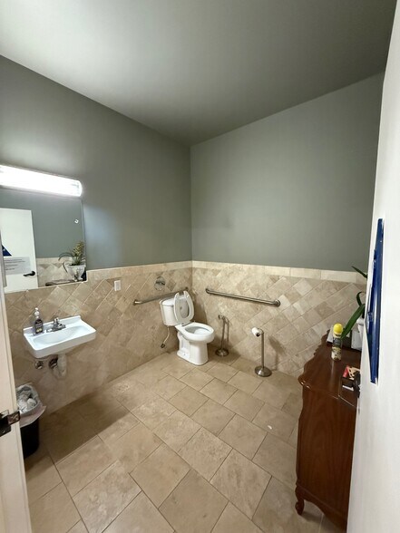 More Photos Of 28350 Roadside Dr, Agoura Hills Storefront For Sale