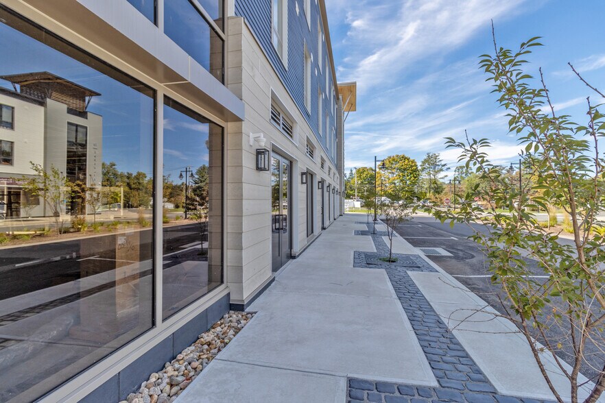 More Photos Of 11 Edgewater Cir, East Hampton Office For Lease