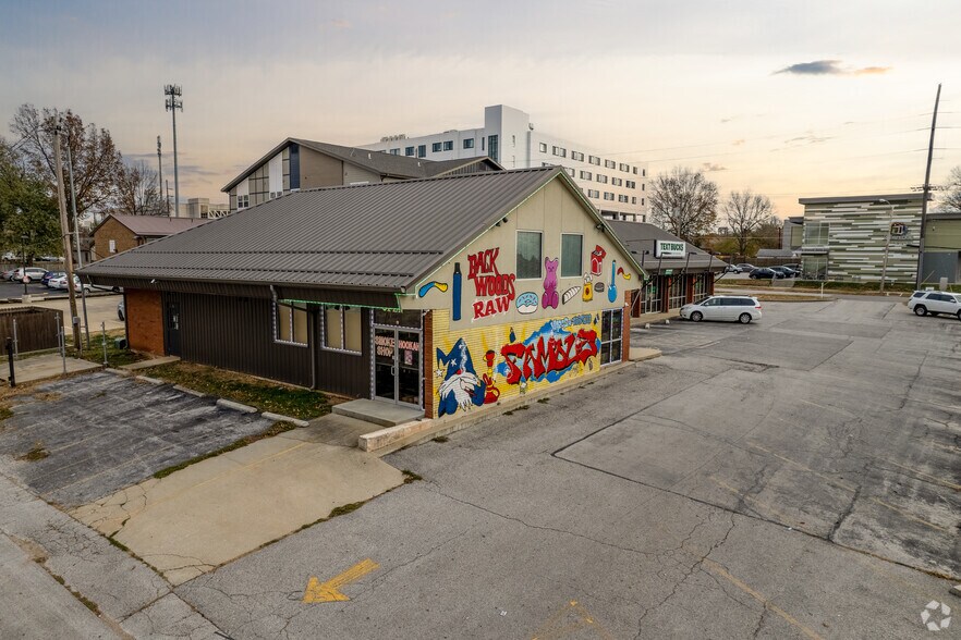 More Photos Of 607 E Madison, Springfield Restaurant For Lease