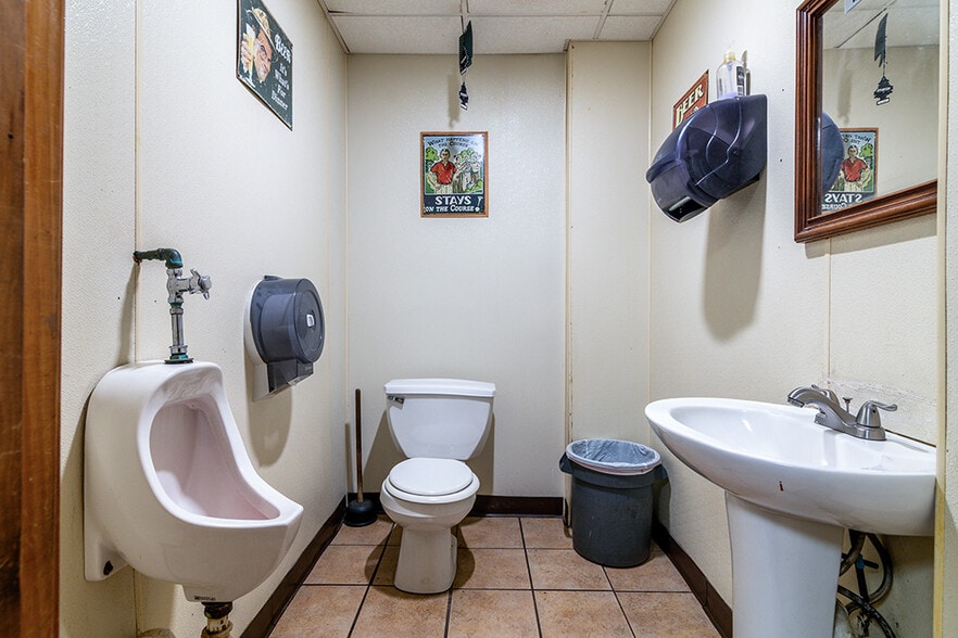 More Photos Of 104 Canal St, Blackstone Bar For Sale