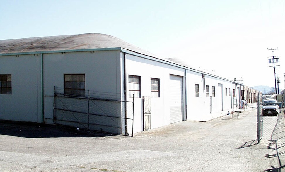 More Photos Of 11127-11129 Vanowen St, North Hollywood Manufacturing For Lease