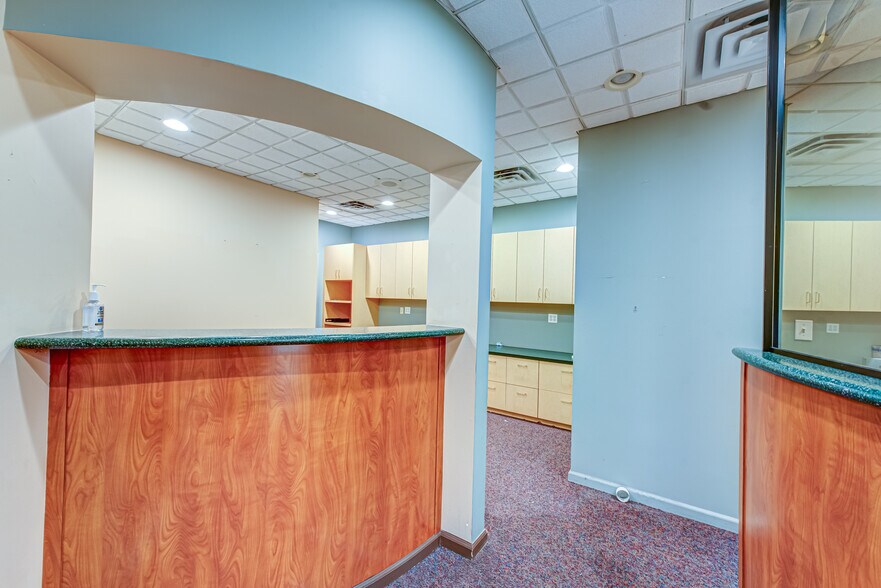 More Photos Of 63 Eastport Manor Rd, Eastport Office For Sale