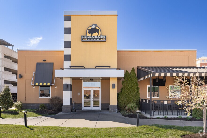 More Photos Of 1210 Strassner Dr, Brentwood Restaurant For Lease