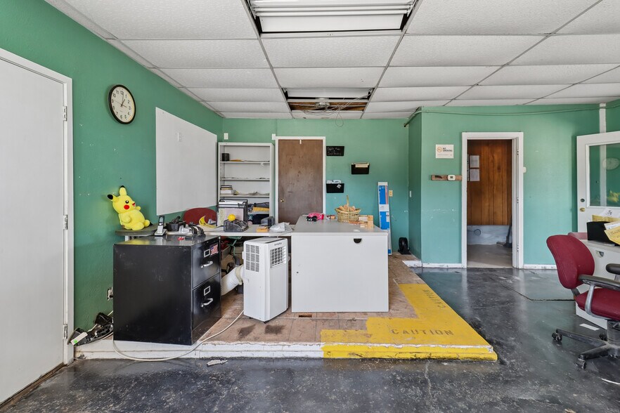More Photos Of 801 Court Ave, Chariton Service Station For Sale
