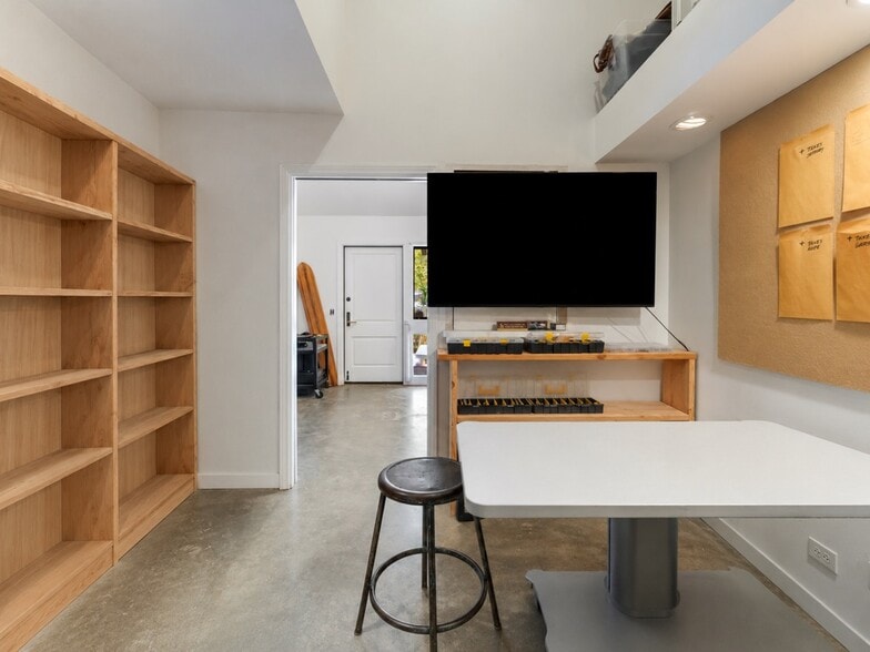 More Photos Of 23501 Park Sorrento, Calabasas Loft Creative Space For Sale