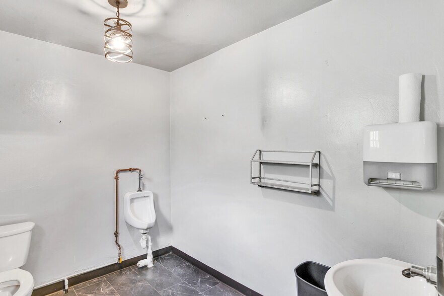 More Photos Of 715 Craigdell Rd, New Kensington Bar For Sale