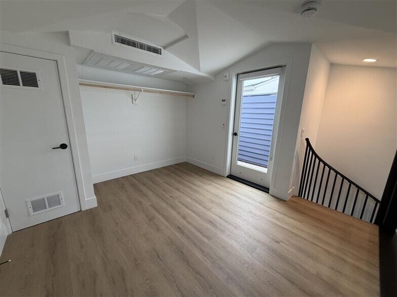 More Photos Of 7606 Girard Ave, La Jolla Apartments For Sale