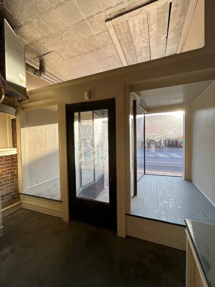 More Photos Of 1026 Military Ave, Baxter Springs Storefront For Sale