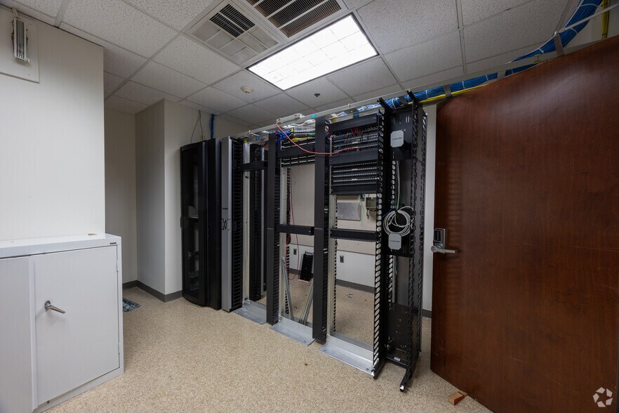 More Photos Of 695 Mansell Rd, Roswell Unknown For Lease