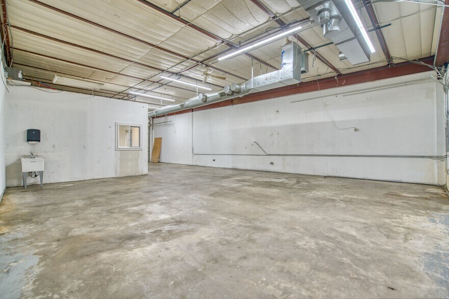 More Photos Of 555 Burbank St, Broomfield Flex For Lease