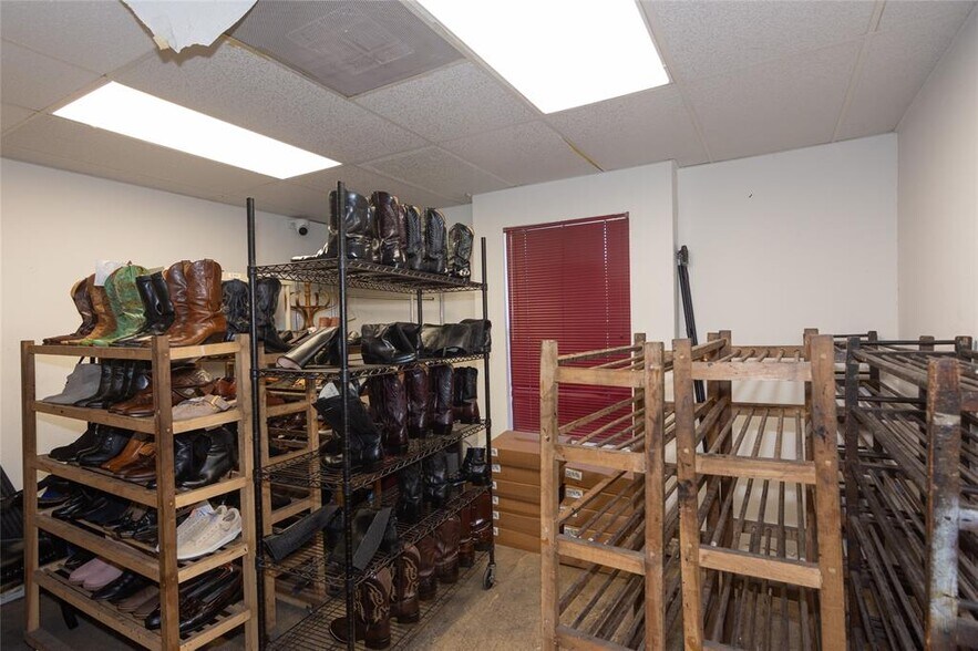 More Photos Of 4909 Commercial Park Dr, Austin Flex For Sale